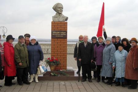 Курская область. По инициативе коммунистов над Курчатовским морем воздвигнут памятник советскому писателю Аркадию Гайдару