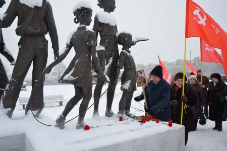 Коммунисты Ленинградской области приняли участие в мероприятиях по празднованию 73-летия прорыва блокады Ленинграда
