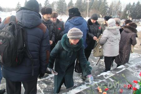 Еврейская АО. Коммунисты Биробиджана возложили цветы к памятнику вождю революции