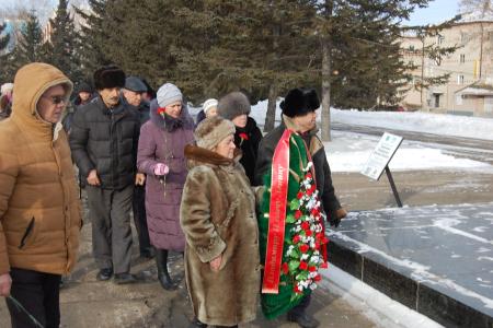 Еврейская АО. Коммунисты Биробиджана возложили цветы к памятнику вождю революции