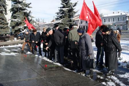 Республика Северная Осетия. У памятника Ленину во Владикавказе появились живые цветы