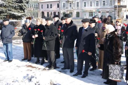 Республика Северная Осетия. У памятника Ленину во Владикавказе появились живые цветы
