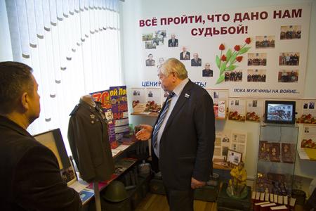 Свердловский депутат-коммунист Владимир Коньков и участница шоу «Уральские пельмени» Юлия Михалкова поздравили жителей «Уктусского пансионата» с Новым годом 