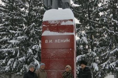В Чувашии в День памяти В.И. Ленина коммунисты возложили цветы к памятникам основателю Советского государства