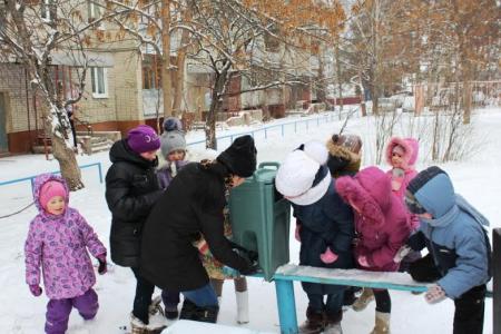 В Пензе Дед Мороз вручил жителям календари с изображением Сталина