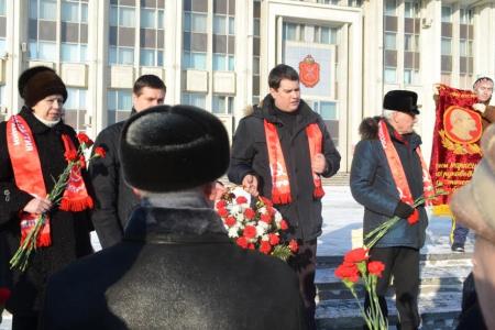 Тульские коммунисты возложили цветы к памятнику В.И. Ленину на главной площади региональной столицы