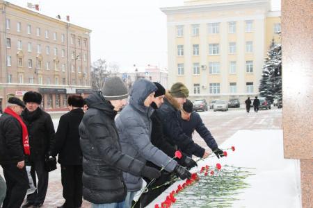 Цветы Ильичу. В Брянске почтили память Ленина