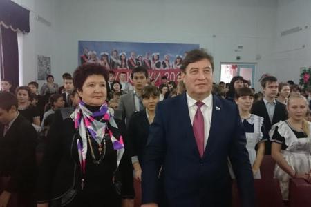 Ставропольский край. Виктор Гончаров на вручении сельской школе памятной доски героям Советского Союза: Гордимся мы, гордятся наши дети!