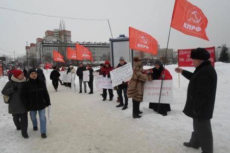 Пермь. Коммунисты провели пикет за муниципализацию объектов ЖКХ и национализацию минерально-сырьевых предприятий Пермского края