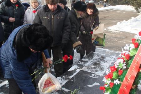 Еврейская АО. Коммунисты Биробиджана возложили цветы к памятнику вождю революции