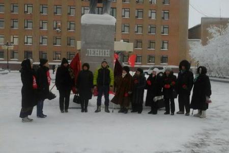 На Ямале прошли пикеты и возложение цветов в память о В.И. Ленине