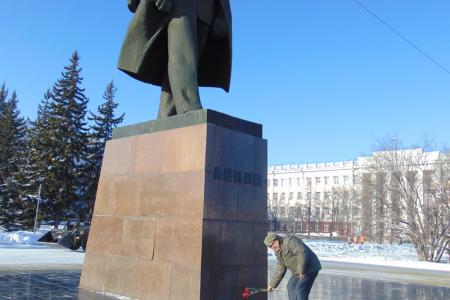 Барнаульские коммунисты возложением цветов к памятникам Ленину почтили память вождя мирового пролетариата