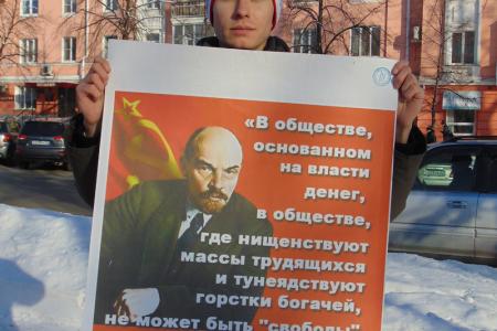 Барнаульские коммунисты возложением цветов к памятникам Ленину почтили память вождя мирового пролетариата