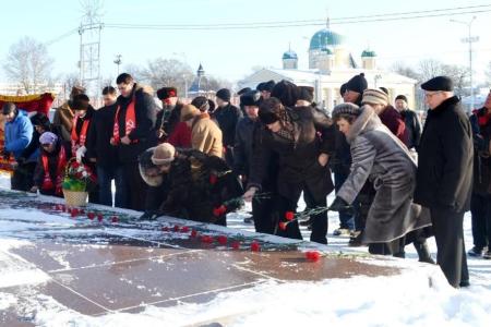 Тульские коммунисты возложили цветы к памятнику В.И. Ленину на главной площади региональной столицы