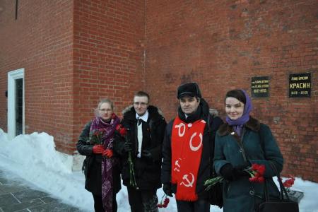 В церемонии возложения цветов к Мавзолею В.И. Ленина принял участие член Компартии Германии Джесси Беке