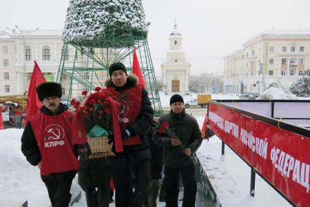 В Чувашии в День памяти В.И. Ленина коммунисты возложили цветы к памятникам основателю Советского государства
