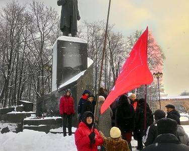 Новгородские коммунисты возложили цветы к памятнику В. И. Ленину