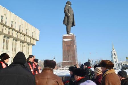 Тульские коммунисты возложили цветы к памятнику В.И. Ленину на главной площади региональной столицы