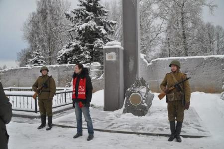 Коммунисты и комсомольцы Санкт-Петербурга почтили память защитников Ораниенбаумского плацдарма