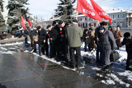 Республика Северная Осетия. У памятника Ленину во Владикавказе появились живые цветы