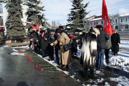 Республика Северная Осетия. У памятника Ленину во Владикавказе появились живые цветы