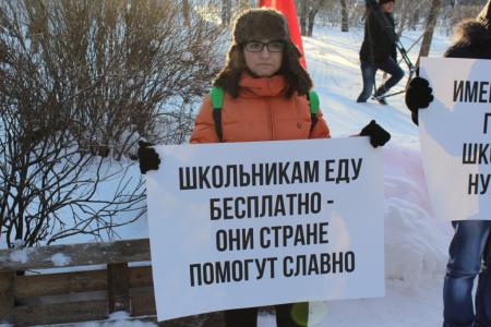 Пензенские комсомольцы вышли на пикет против повышения стоимости школьного питания