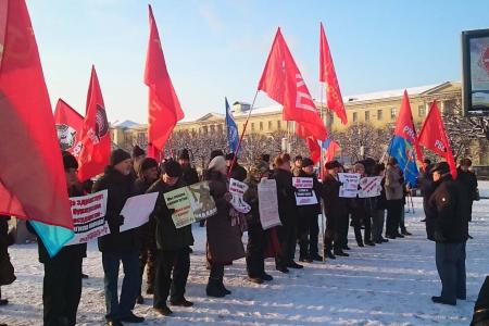 Санкт-Петербург. «Индексацию зарплат - не ниже инфляции!» – потребовали участники митинга у Финляндского вокзала