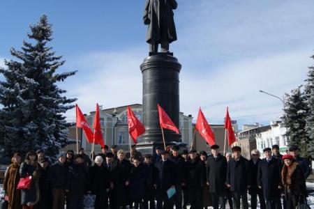 Республика Северная Осетия. У памятника Ленину во Владикавказе появились живые цветы