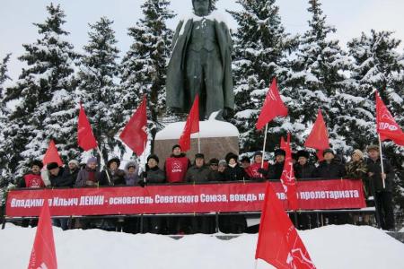 В Чувашии в День памяти В.И. Ленина коммунисты возложили цветы к памятникам основателю Советского государства