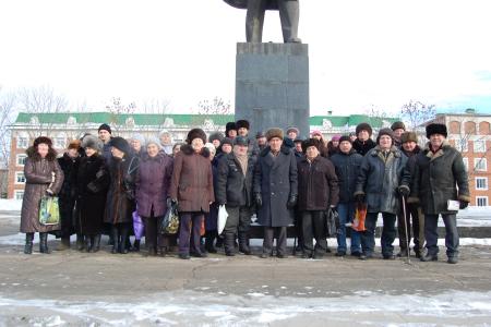 Еврейская АО. Коммунисты Биробиджана возложили цветы к памятнику вождю революции