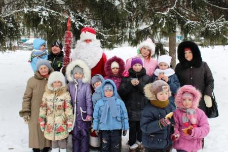 В Пензе Дед Мороз вручил жителям календари с изображением Сталина