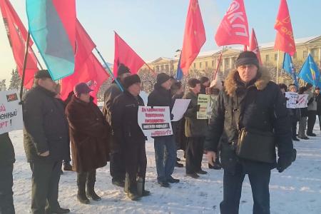Санкт-Петербург. «Индексацию зарплат - не ниже инфляции!» – потребовали участники митинга у Финляндского вокзала