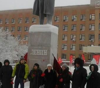 На Ямале прошли пикеты и возложение цветов в память о В.И. Ленине
