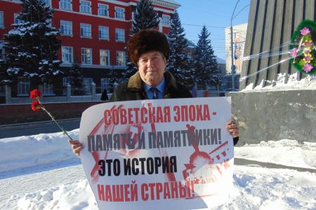 Барнаульские коммунисты возложением цветов к памятникам Ленину почтили память вождя мирового пролетариата