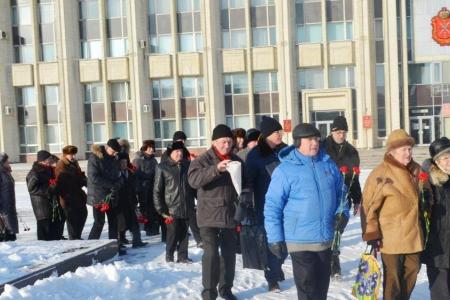 Тульские коммунисты возложили цветы к памятнику В.И. Ленину на главной площади региональной столицы