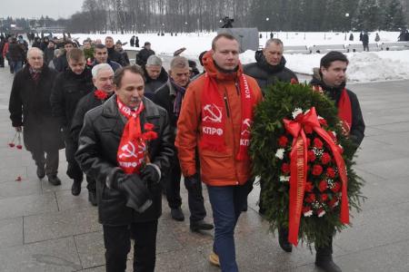 Санкт-Петербург: Коммунисты на Пискаревском кладбище почтили память жертв блокады