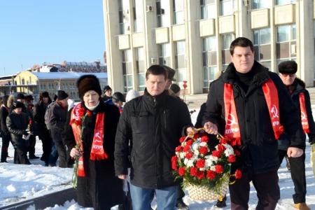 Тульские коммунисты возложили цветы к памятнику В.И. Ленину на главной площади региональной столицы