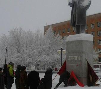На Ямале прошли пикеты и возложение цветов в память о В.И. Ленине