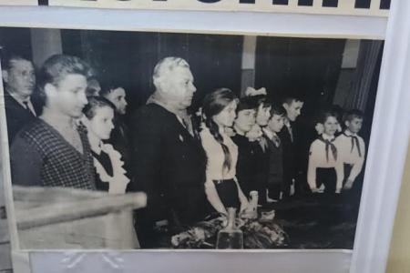Ставропольский край. Виктор Гончаров на вручении сельской школе памятной доски героям Советского Союза: Гордимся мы, гордятся наши дети!
