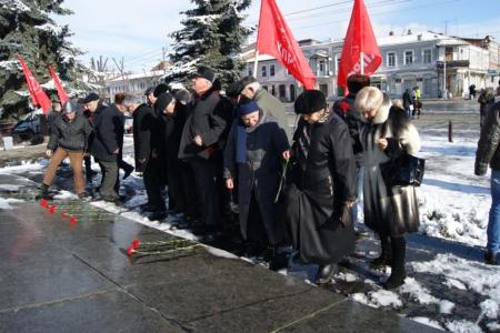 Республика Северная Осетия. У памятника Ленину во Владикавказе появились живые цветы
