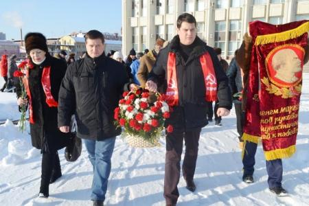 Тульские коммунисты возложили цветы к памятнику В.И. Ленину на главной площади региональной столицы