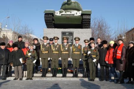 Комсомольцы и коммунисты Читы возложили венок к памятнику танковой колонне «Комсомолец Забайкалья»