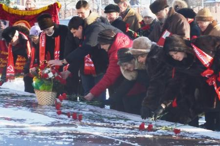 Тульские коммунисты возложили цветы к памятнику В.И. Ленину на главной площади региональной столицы