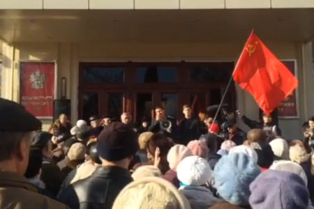 Осада администрации Кубани возмущенными ветеранами. Протест против повышения тарифов на городской транспорт и отмены льгот для пенсионеров. Видео KPRF.TV