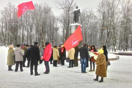 Новгородские коммунисты возложили цветы к памятнику В. И. Ленину