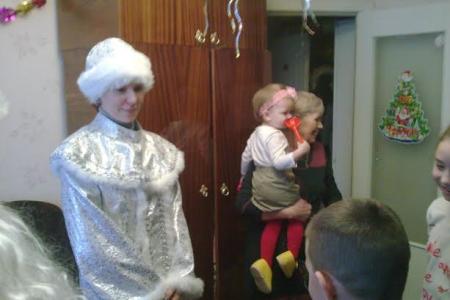 Красные Дед Мороз и Снегурочка поздравили калужан с Новым годом