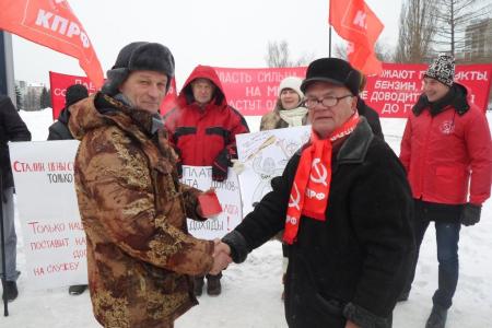 Пермь. Коммунисты провели пикет за муниципализацию объектов ЖКХ и национализацию минерально-сырьевых предприятий Пермского края