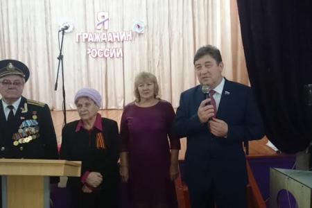 Ставропольский край. Виктор Гончаров на вручении сельской школе памятной доски героям Советского Союза: Гордимся мы, гордятся наши дети!