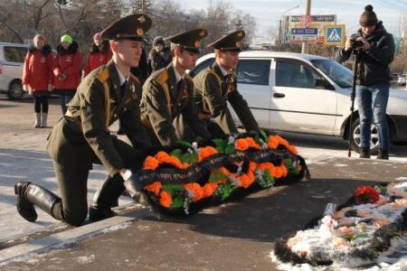 Комсомольцы и коммунисты Читы возложили венок к памятнику танковой колонне «Комсомолец Забайкалья»