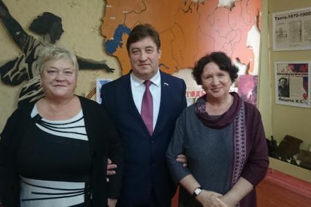 Ставропольский край. Виктор Гончаров на вручении сельской школе памятной доски героям Советского Союза: Гордимся мы, гордятся наши дети!